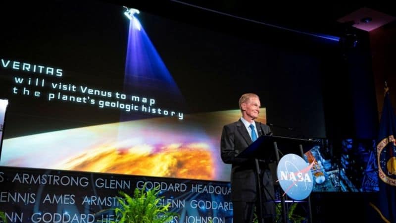 Bill Nelson en el anuncio de las dos misiones a Venus