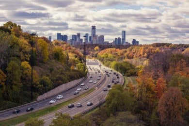 Canadá planea reducir las restricciones por COVID-19 relacionadas a los viajes para residentes vacunados