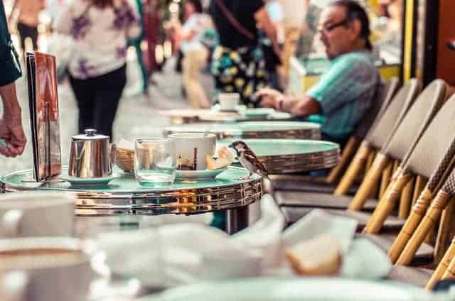 Persona en un café de Francia