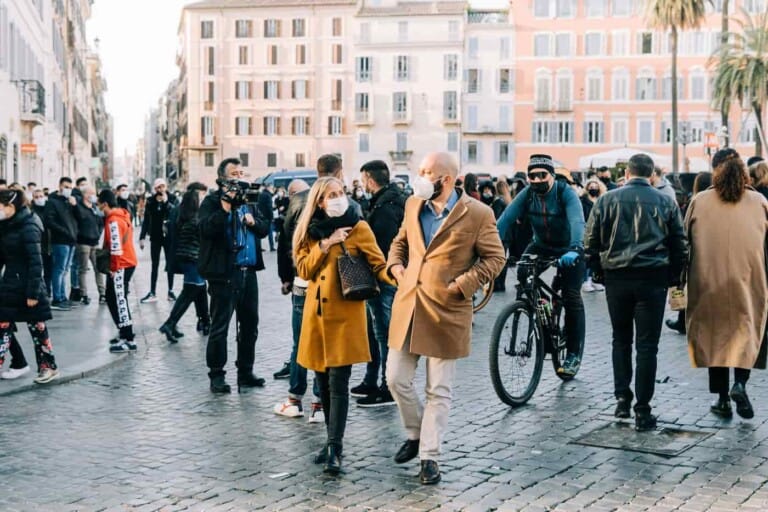 En Italia ya no es obligatorio el uso de mascarilla en espacios al aire libre