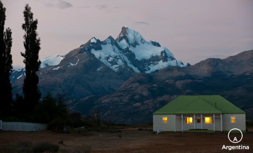 Estancia cristina en el Calafate, con las montañas de fondo