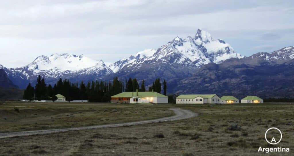 Estancia cristina en el Calafate, con las montañas de fondo