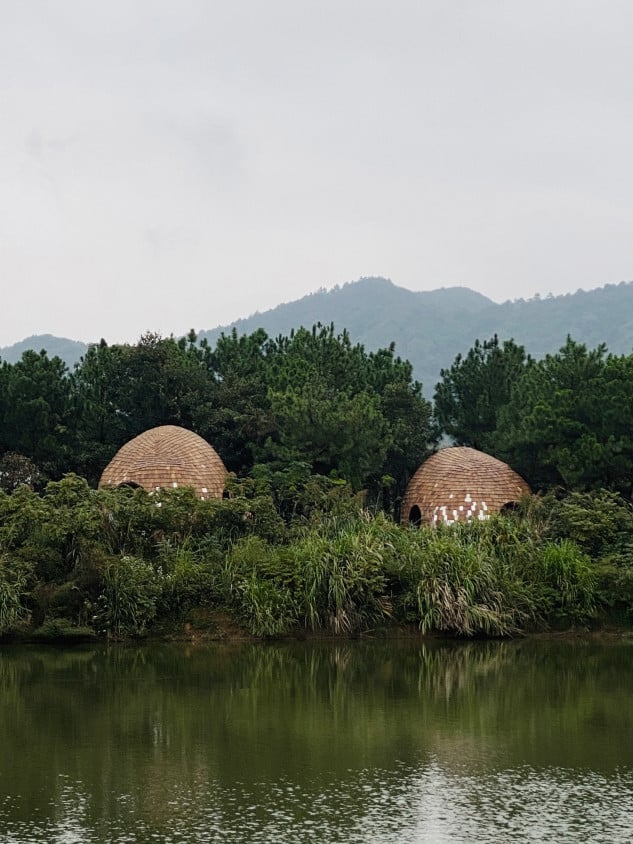 Este hotel en Shanghái ha diseñado cuatro cabañas con formas de semilla para el entorno rural de los bosque en Jiangxi