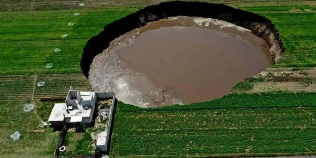 Un enorme sumidero de 60 metros apareció de la nada en México