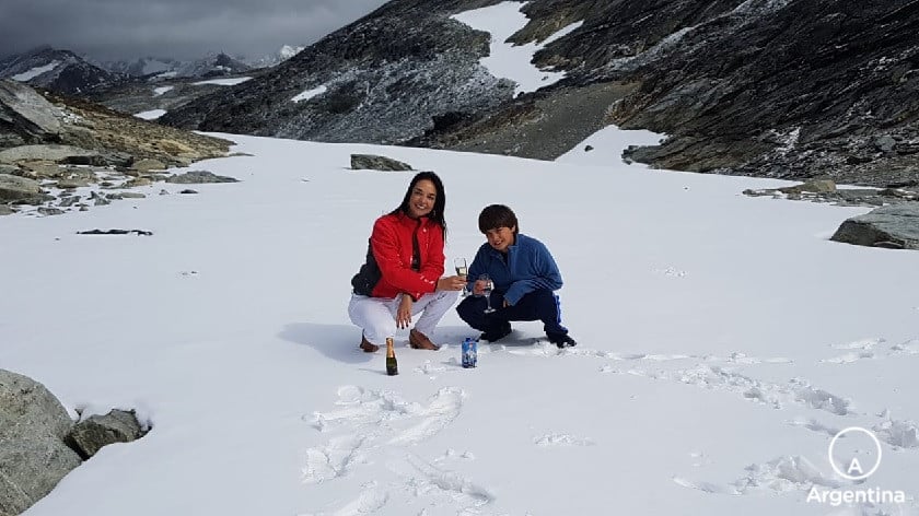 Familia brindando en la nieve