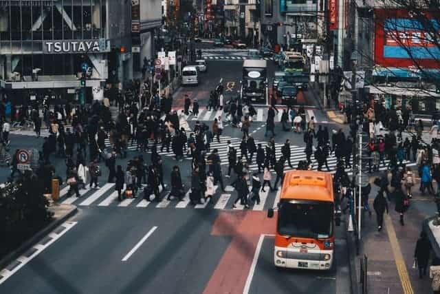 Personas caminando por Tokio