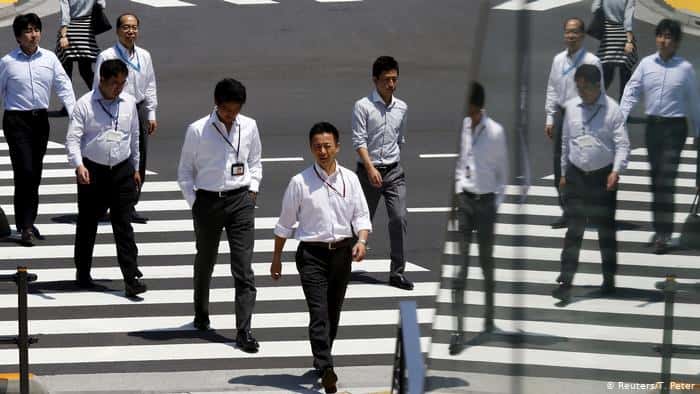 Personas de uniforme caminando por la calle