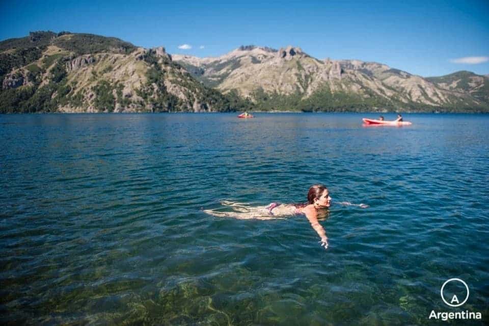 persona nadando en el lago hermoso