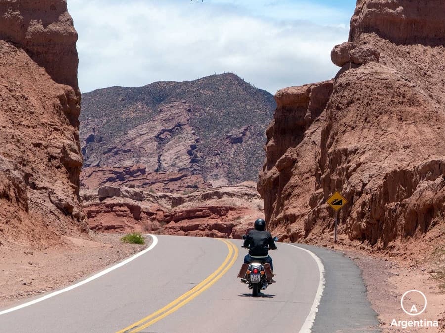 andando en moto en la ruta