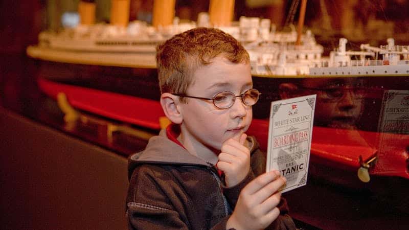 image museo del Titanic en Orlando Titanic Boy with Boarding Pass scaled 1