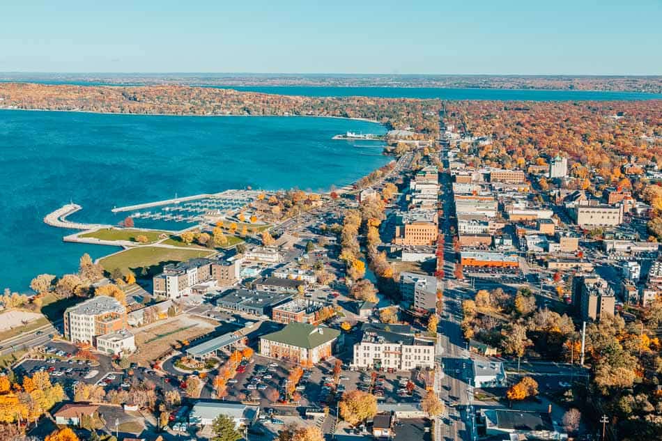 image atractivos turísticos de estados unidos Traverse City aerial view in Michigan experiencias estados unidos