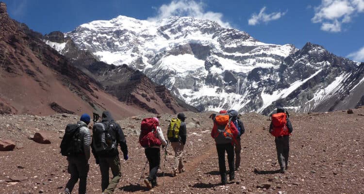 image turismo aventura en argentina Trekking cerro aconcagua mendoza