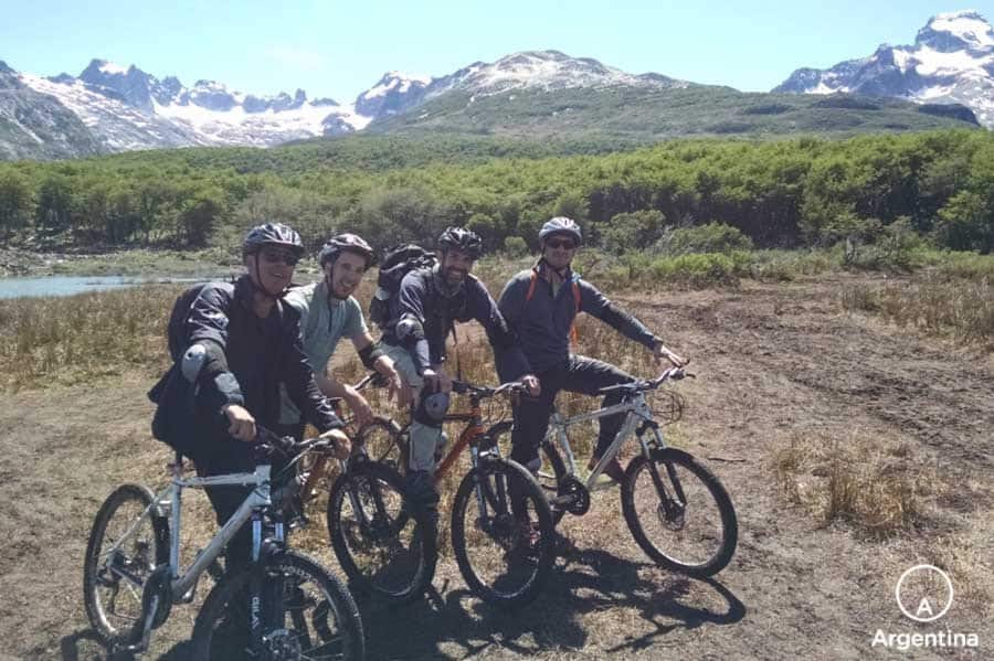 4 personas en bici en ushuaia