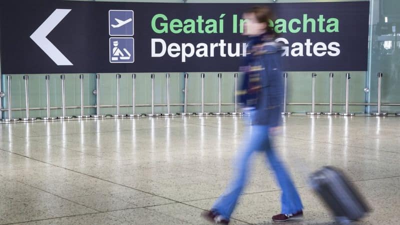 Persona en aeropuerto de Irlanda