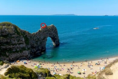 [Video] Quedó registrado el momento en que un helicóptero rescataba a un hombre después de que se lanzara desde un arco de piedra de 60 metros directo al mar