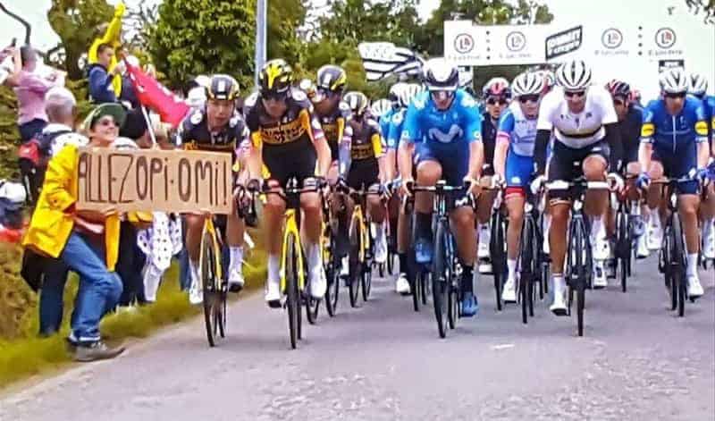 Mujer que causó el accidente del tour de Francia sosteniendo el cartel