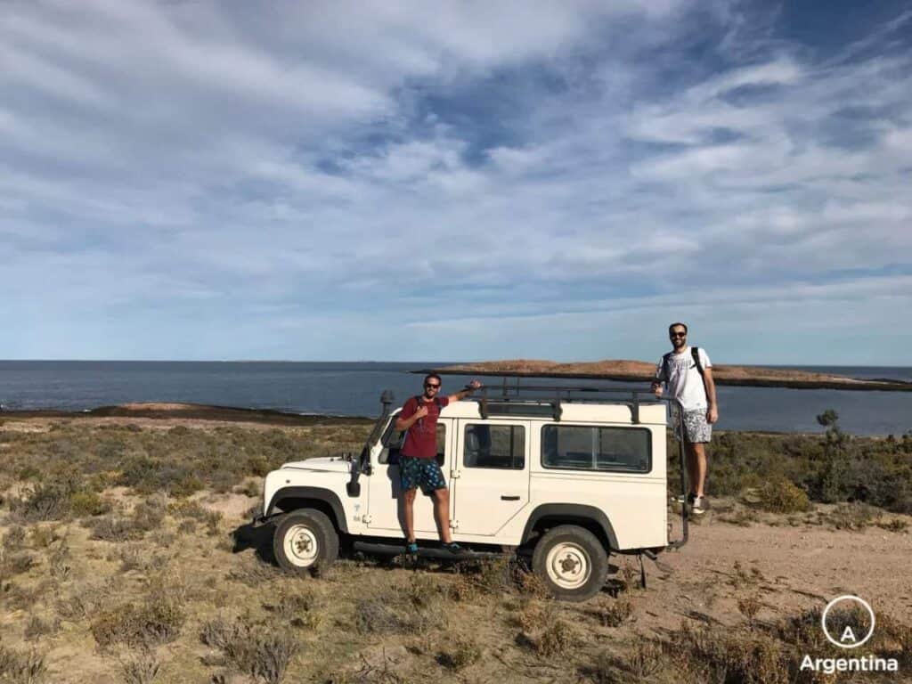 personas en un jeep en bahia bustamante