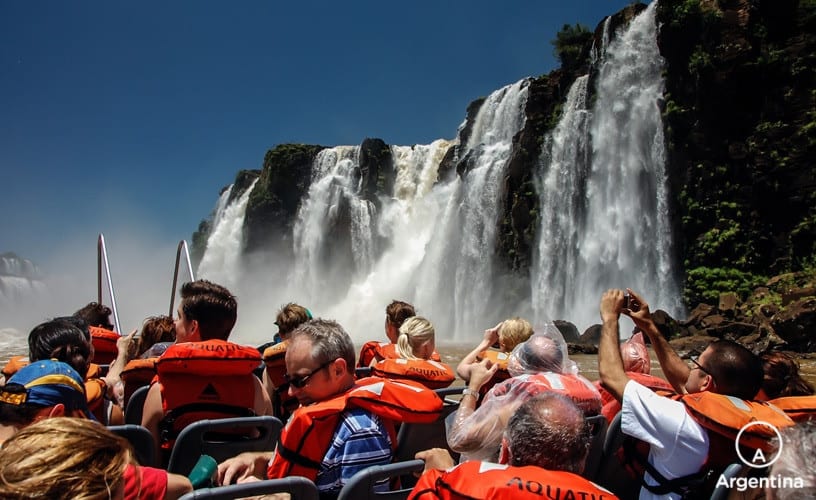 que hacer y dónde hospedarse en iguazú: excursión en bote