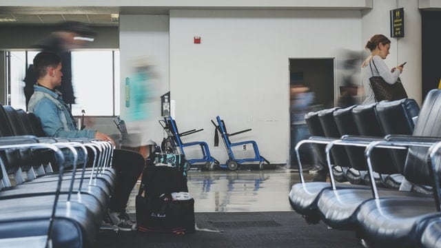 Gente espserando en un aeropuerto