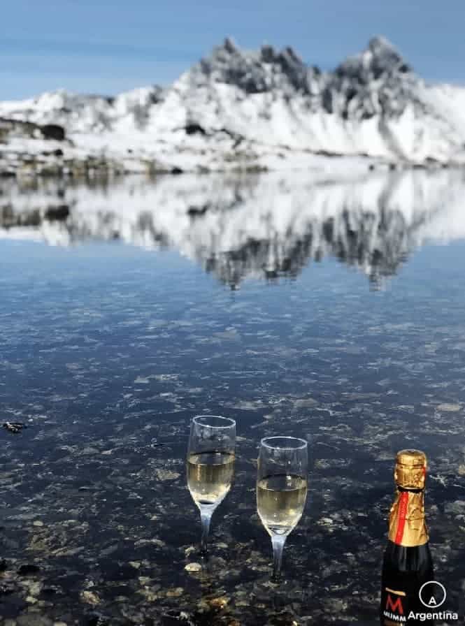 champagne frente al cerro