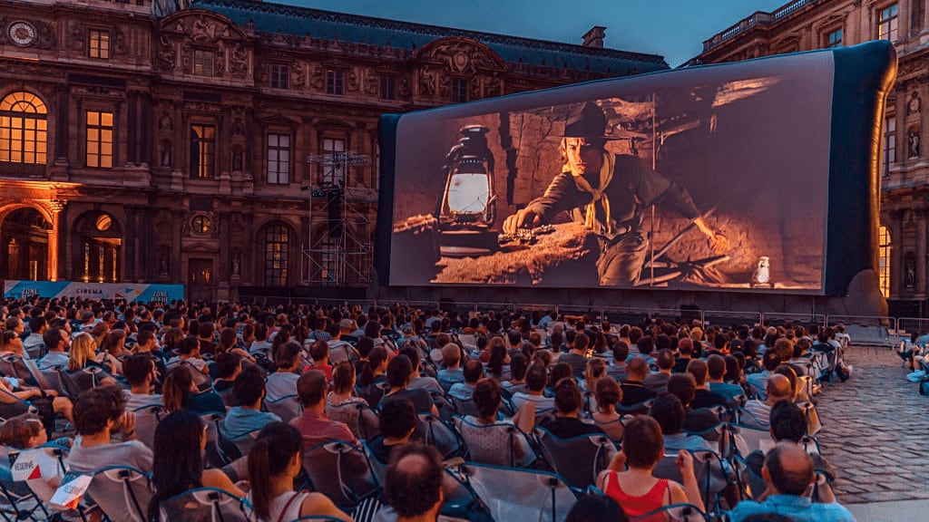 Vuelve el cine al aire libre en el Museo del Louvre de París con una programación gratuita durante el verano