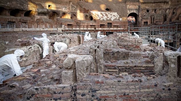 Trabajadores trabajando en la restauración del Coliseo