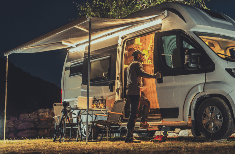 Acampar en España sólo está permitido en las zonas específicamente habilitadas para tal fin, como las áreas o campings para autocaravanas que así lo posibiliten. 