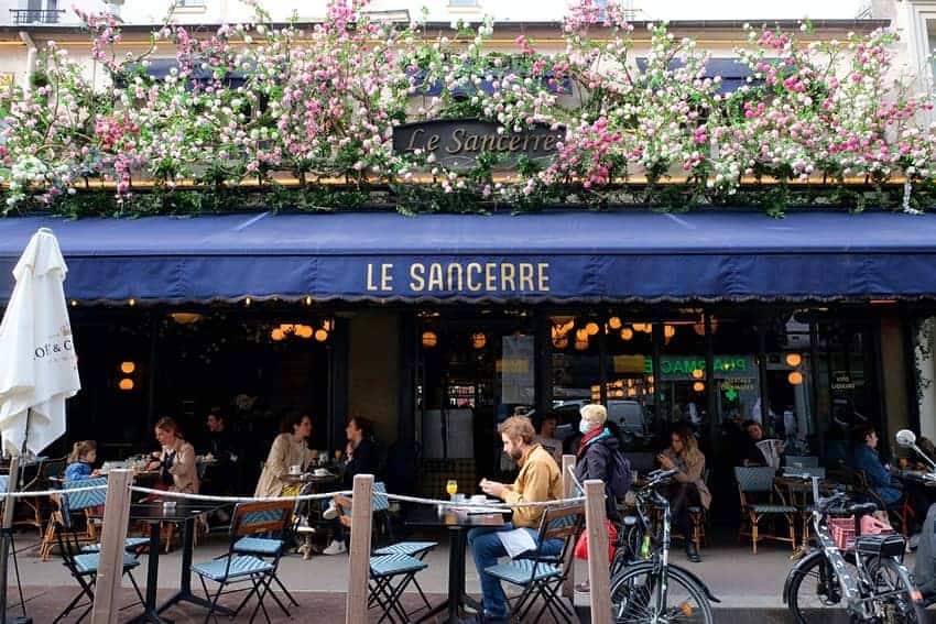 Personas en un café de Francia