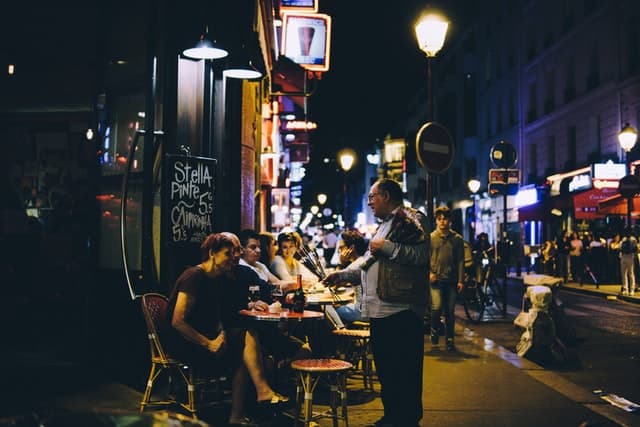 Grupo de personas en la noche de París