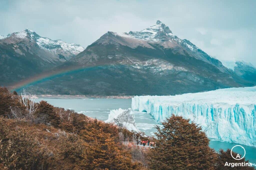 Vista del Glaciar con montañas y un arcoiris