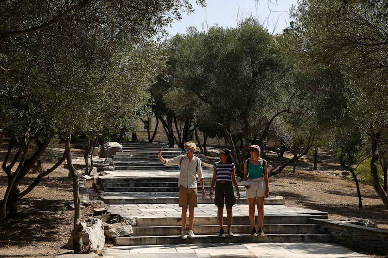 uso de mascarilla Grecia elimina la obligatoriedad del uso de mascarilla en espacios al aire libre Personas al aire libre sin mascarilla en Grecia