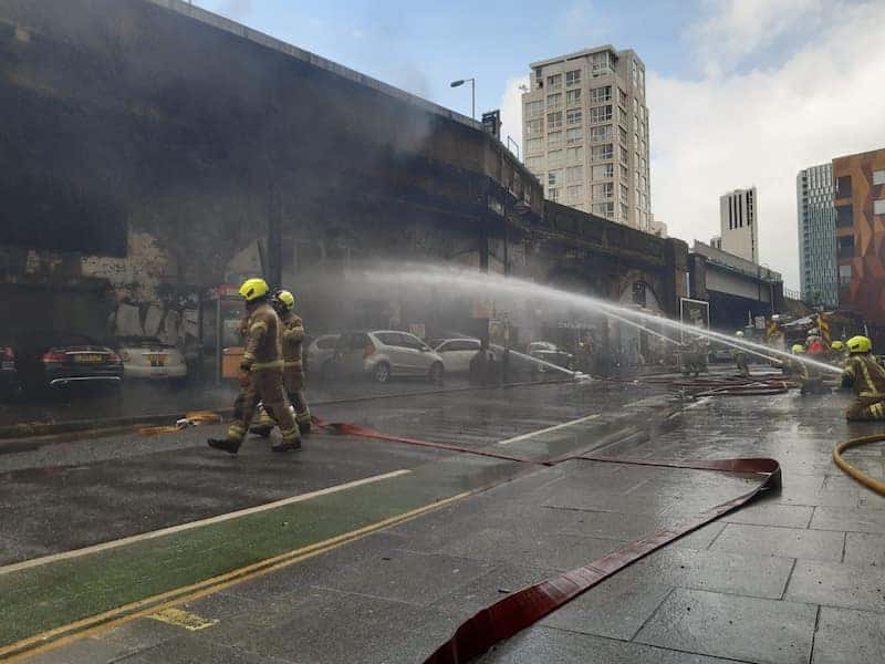 explosión Inglaterra: una explosión seguida de un incendio tuvo lugar en una estación del metro de Londres Explosión e incendio en estación del metro de Londres - Fuego bajo control