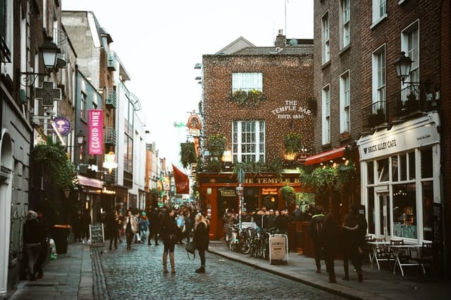 Grupo de personas en una calle de Irlanda