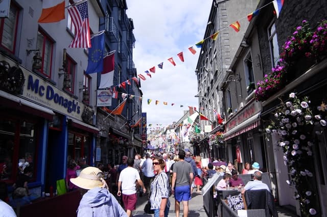 Grupo de personas en una calle de Irlanda