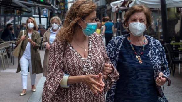 restricciones por covid-19 Islandia levanta las restricciones por COVID-19 tanto para residentes como para las personas que visiten el país Personas caminando por la calle en Islandia