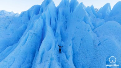 siéntete pequeño en el glaciar