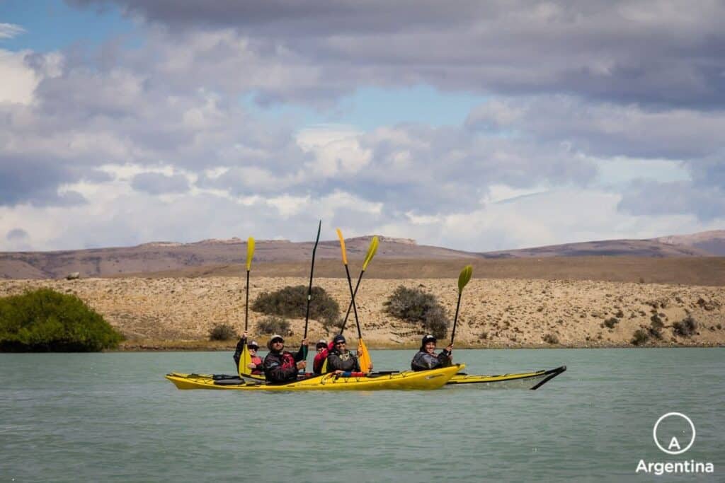 personas navegando en kayak por el río