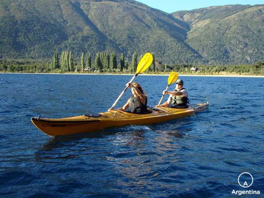 personas en kayak en peuma hue