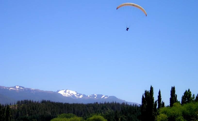 image turismo aventura en argentina parapente en el bolson argentina