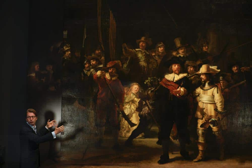 Director del museo con la pintura de Rembrandt restaurada