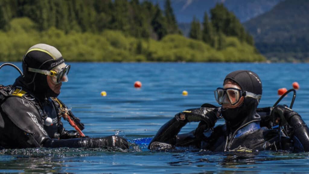 image turismo aventura en argentina practicar buceo en bariloche rio negro argentina