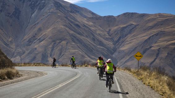 image turismo aventura en argentina recorrer cuesta del obispo en bicicleta 1