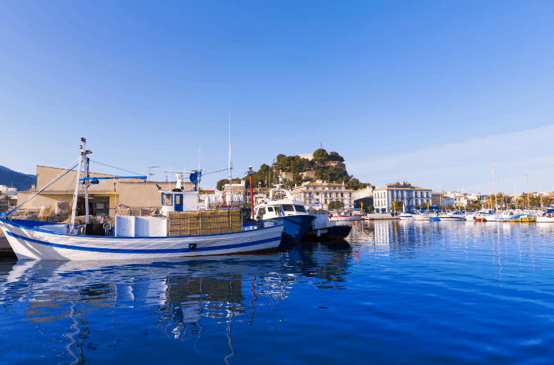 Dénia, en la provincia de Alicante, destaca por sus cuatro playas con bandera azul, y por su gastronomía.