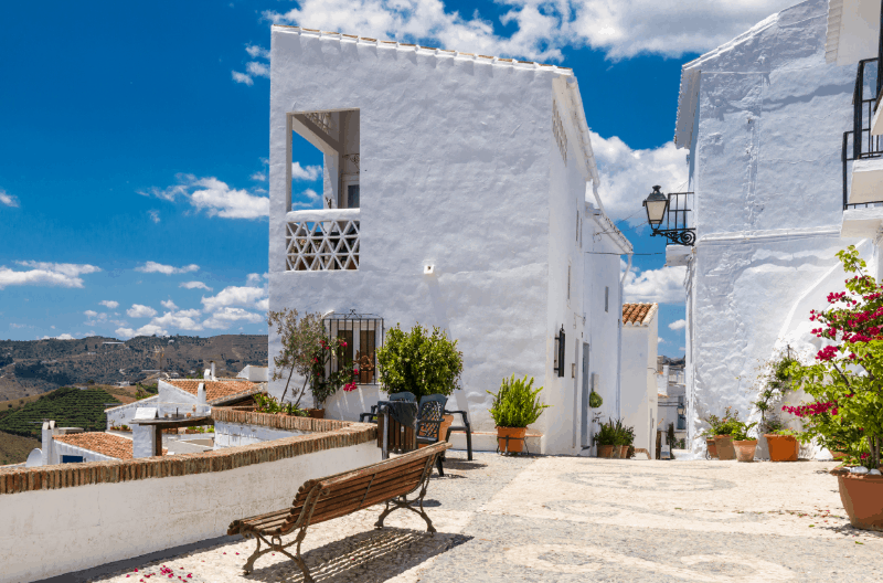 Frigiliana es una de las ciudades más hermosas de Andalucía con sus casas encaladas y sus espectaculares vistas sobre los tejados.