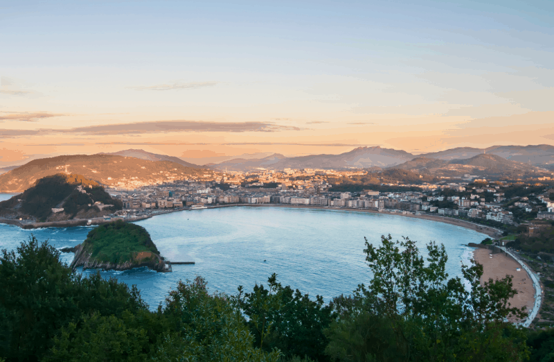 San Sebastián, en el País Vasco, es famosa por su arquitectura y su gastronomía y por su paseo costero en la Playa de la Concha y la Playa de Ondarreta.