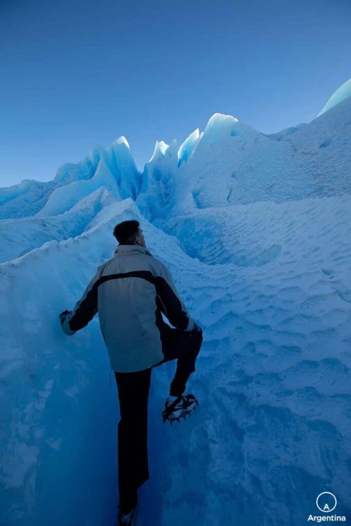 Joaquin escalando el glaciar