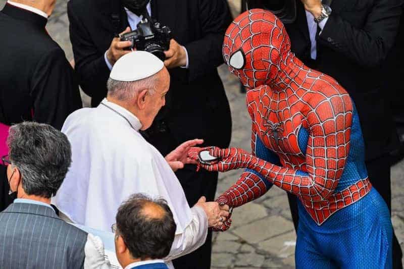 Spiderman dándole una máscara al papa Francisco