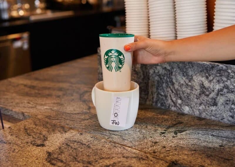 Vaso reutilizable de Starbucks en una taza