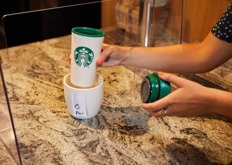 Vaso reutilizable de Starbucks en una taza