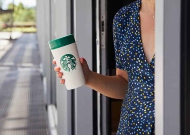 Starbucks encontró una forma de continuar aceptando los vasos reutilizables y poder respetar el protocolo por COVID-19